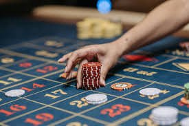 Tampilan studio Monopoly Live di insaniquarium dengan spinner raksasa dan dealer profesional
